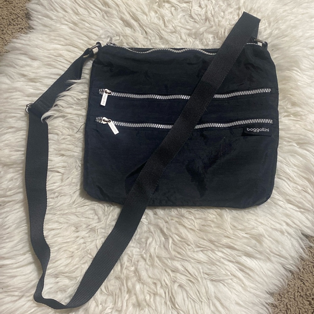 Baggallini Crossbody Bag Travel Purse Handbag Zipper‎ Pocket Detail Black Medium